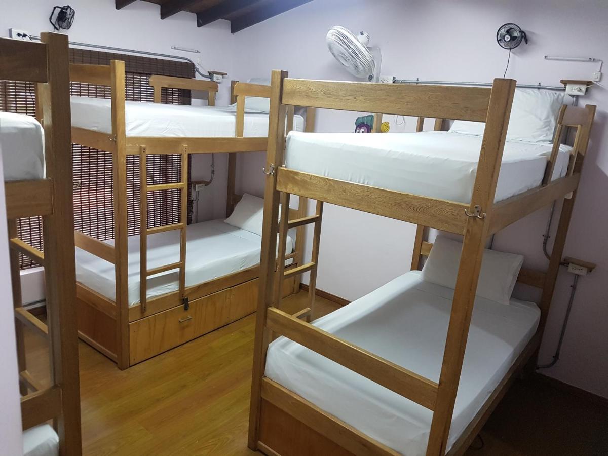 Cama em Dormitório Misto com 6 Camas e Banheiro